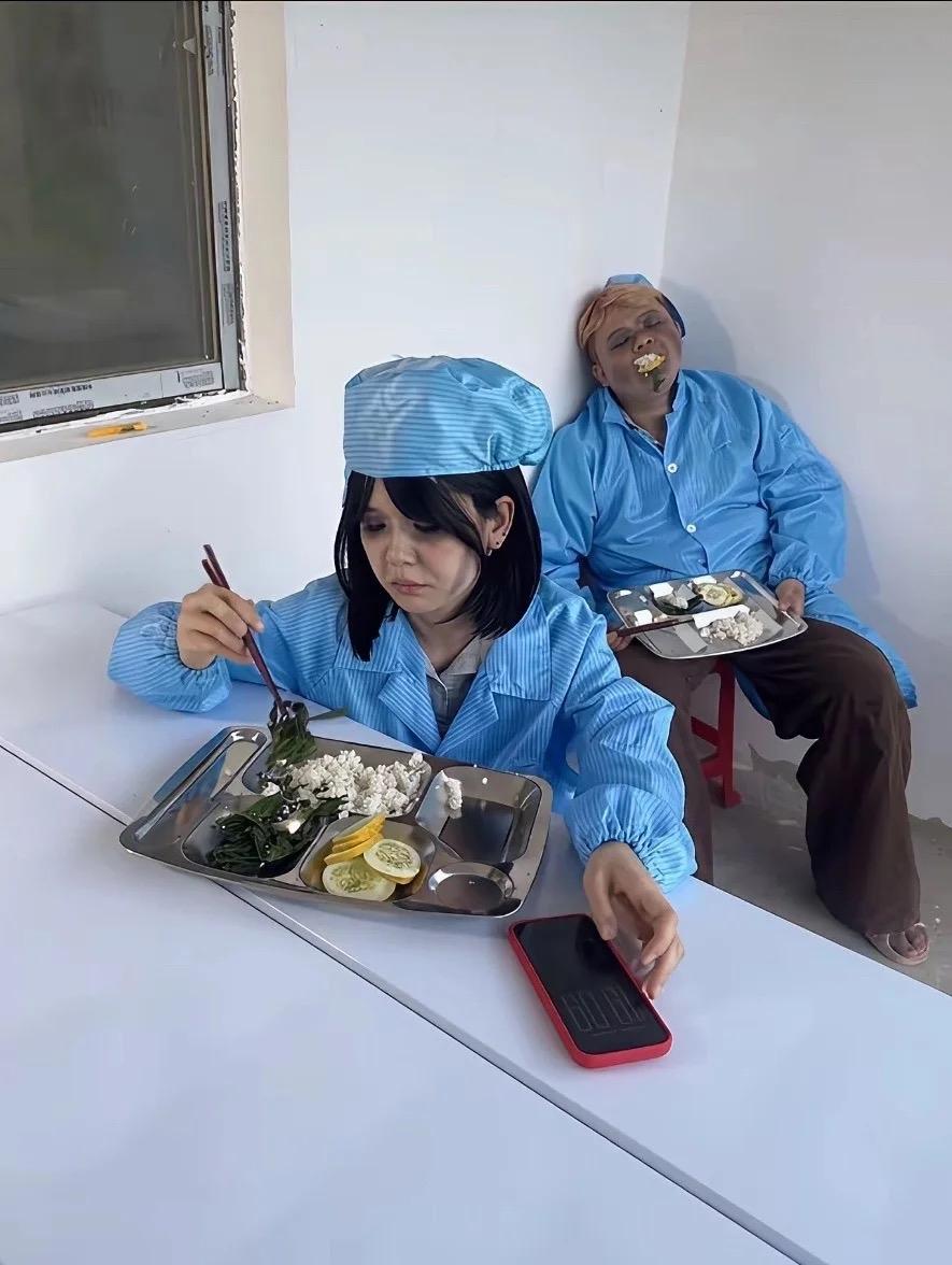 实拍工厂食堂一幕，看着实在心酸！饭菜摆在面前，大哥却困得靠着墙昏睡，嘴里还含着食