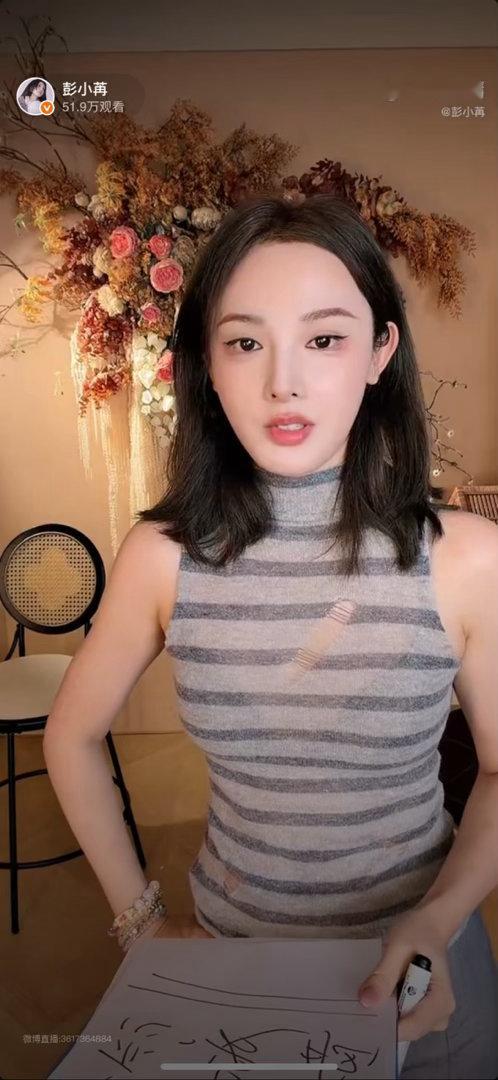 彭小苒回应恋爱脑 彭小冉被聊到恋爱脑，直接手写白纸亮明想法。会勇敢动心，但筛选伴