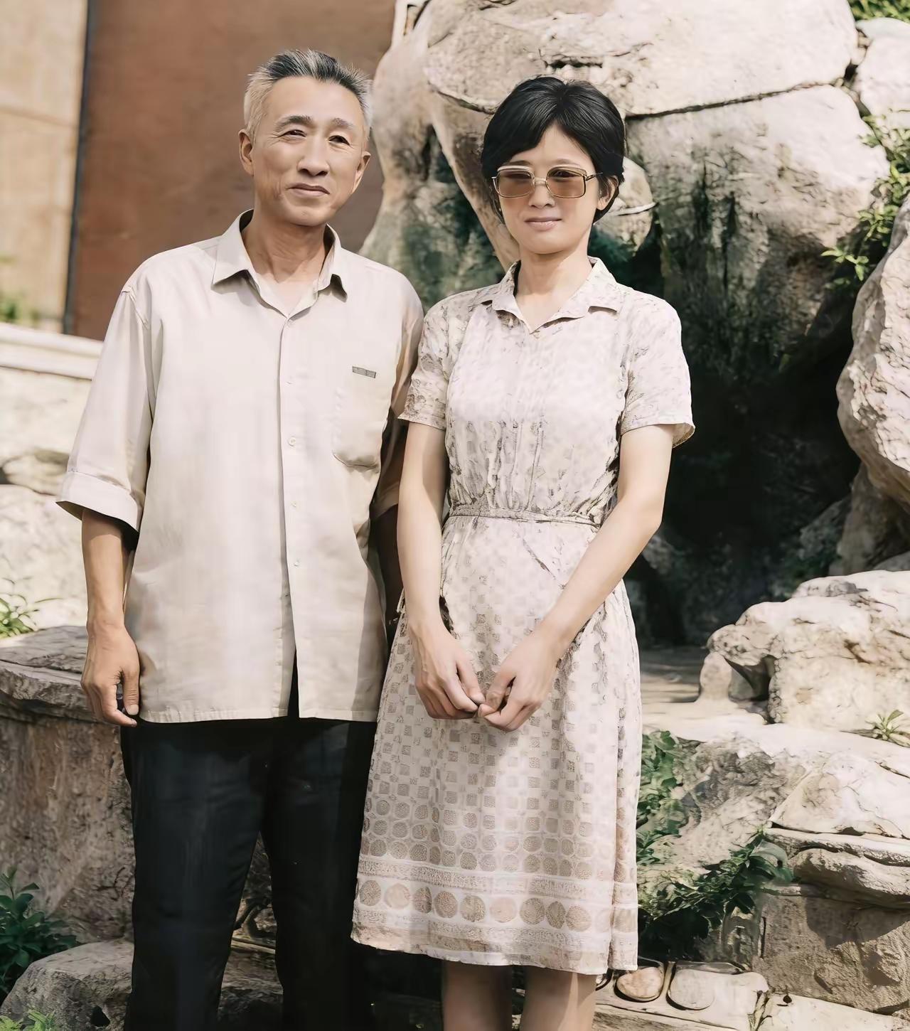 这是1981年16岁的巩俐与父亲一起来到北京。当时巩俐还是济南二中的一名学生。她