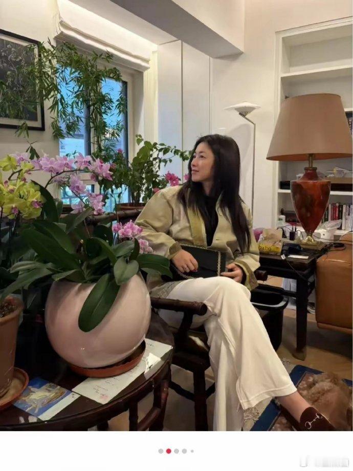 朱珠清晨晒美照，与亲友相聚畅聊，沐浴阳光，享受惬意时光，画面温馨自在。 ​​​