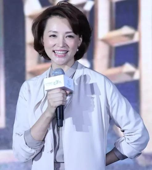 央视主持人中谁的气质最好在众多央视主持人中，我认为董卿的气质堪称独树一帜、令人赞