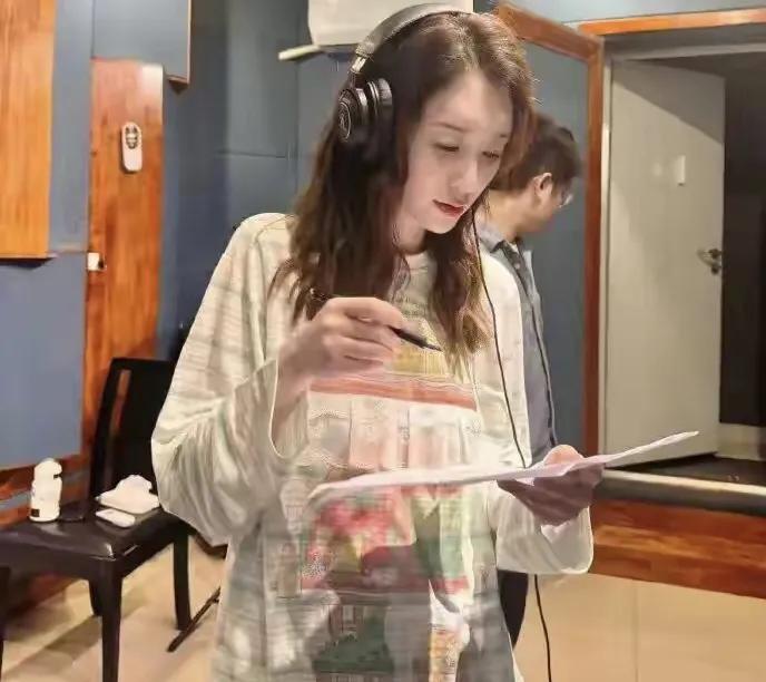 “曝李小冉退出浪姐”冲上热搜，李小冉发文努力赶上优秀的姐姐们


最近《乘风20