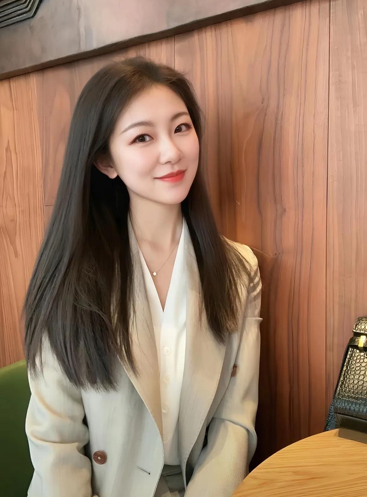 都是少妇类型，一个偏瘦，一个丰满，喜欢哪个？#美女魅力有多大# #肤白貌美养眼妹