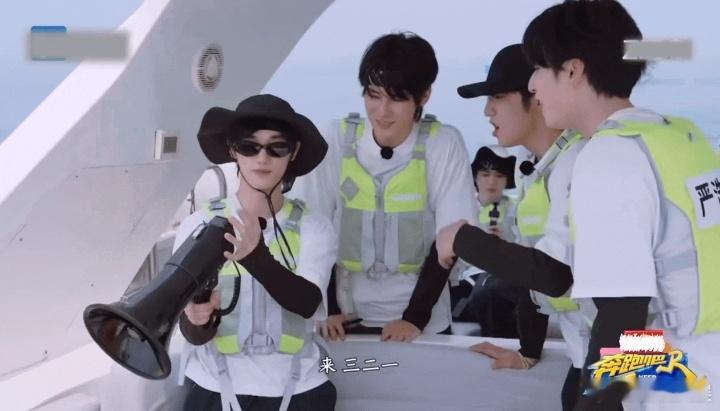 范丞丞单挑时代少年团范丞丞让时代少年团把嘴闭上奔跑吧 时团花式循环应援，范丞丞不