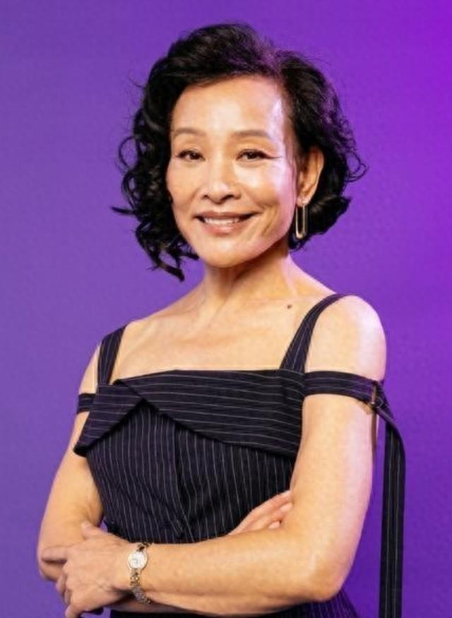 让春晚导演给全国道歉，入美国籍回中国捞金，她到底有什么来头？
陈冲1961年出生