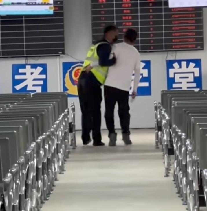考个科目二就被吓瘫在地上，看来有些人真的不适合考驾照， 更别提开车了。

视频显