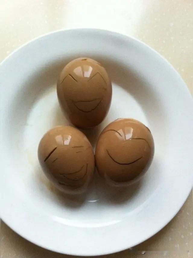 [看完球吃卤蛋]
紫迷：老板，来九个蛋。
老板：九个啥蛋呀？
紫迷：老板，您这儿