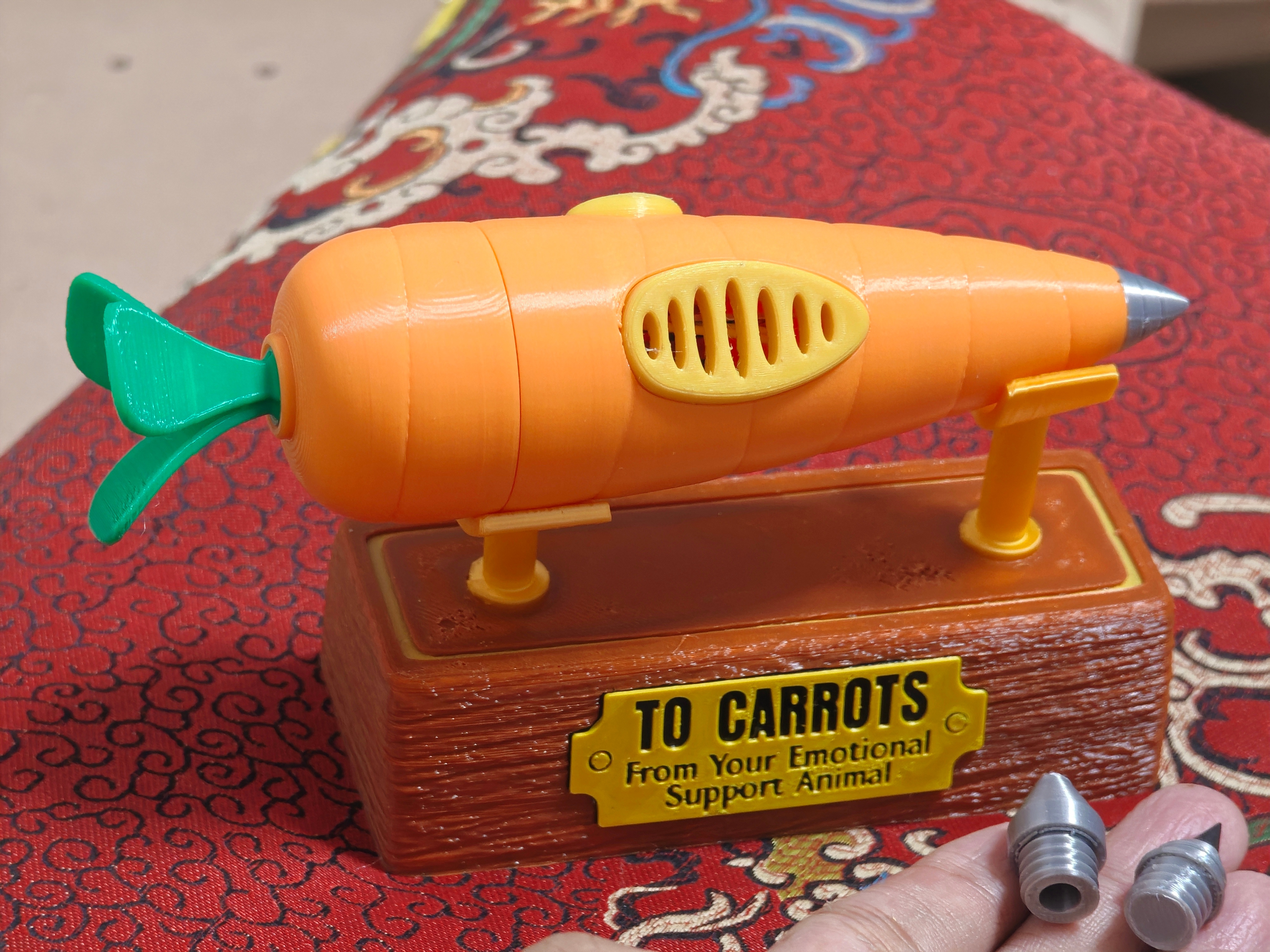 给观众代工的3D打印升级了一下设计，笔头可以换萝卜头，铅笔，圆珠笔，中性笔。改成