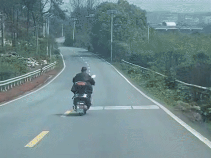 我的天哪
这是喝了多少
能骑成这样[笑哭]