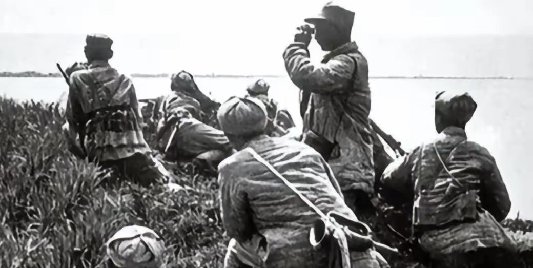1947年，陈毅下令护送2500干部南返，副司令员却以妻女生病为由请假回家，半个