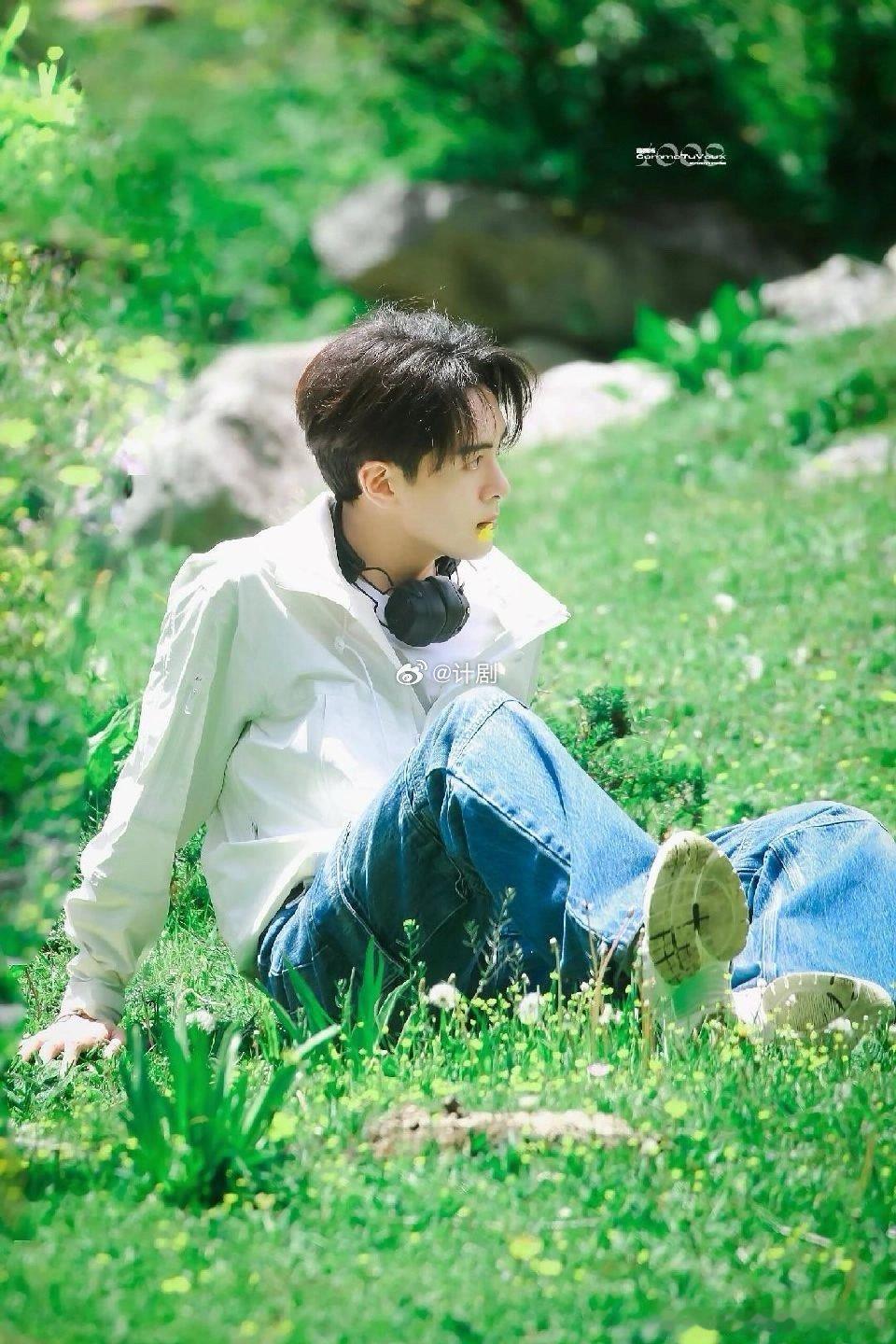 曾舜晞风也温柔人也温柔 阳光透过枝叶落在他侧脸，小猫慢慢靠近猫粮。曾舜晞风也温柔