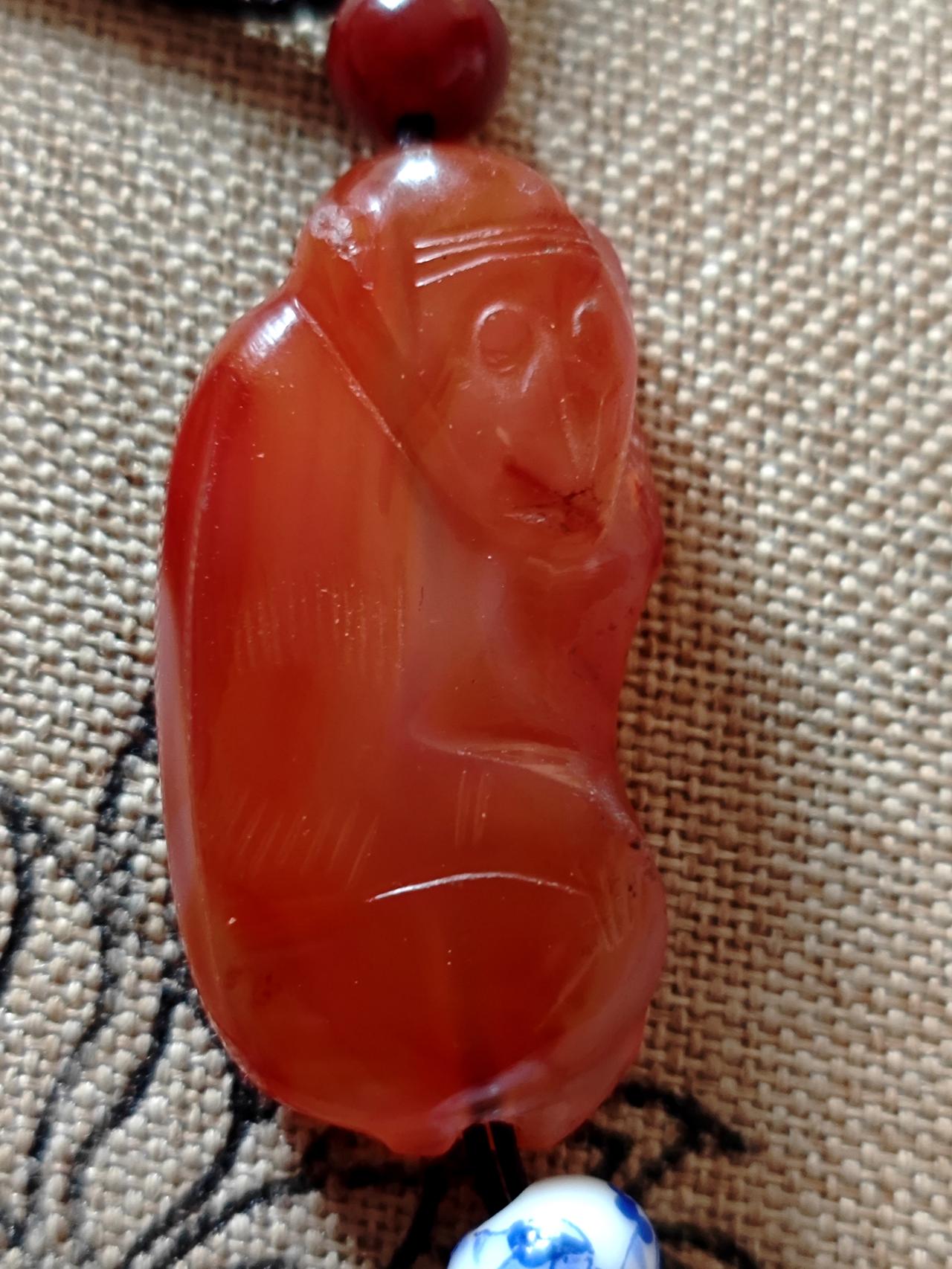 清代玛瑙灵猴欣赏！
三百年来一灵猴，
晶莹剔透映春秋。
雕痕浅印沧桑事，
红沁凝