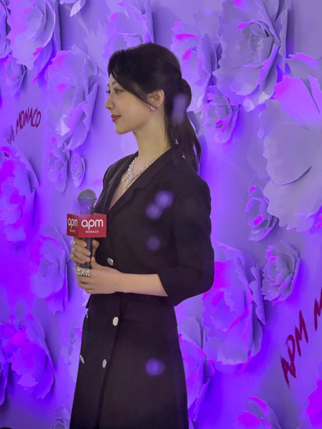 #杨紫直播出图#杨紫在直播中展现了她的可爱和亲和力，让人感觉非常舒服。她的表现也