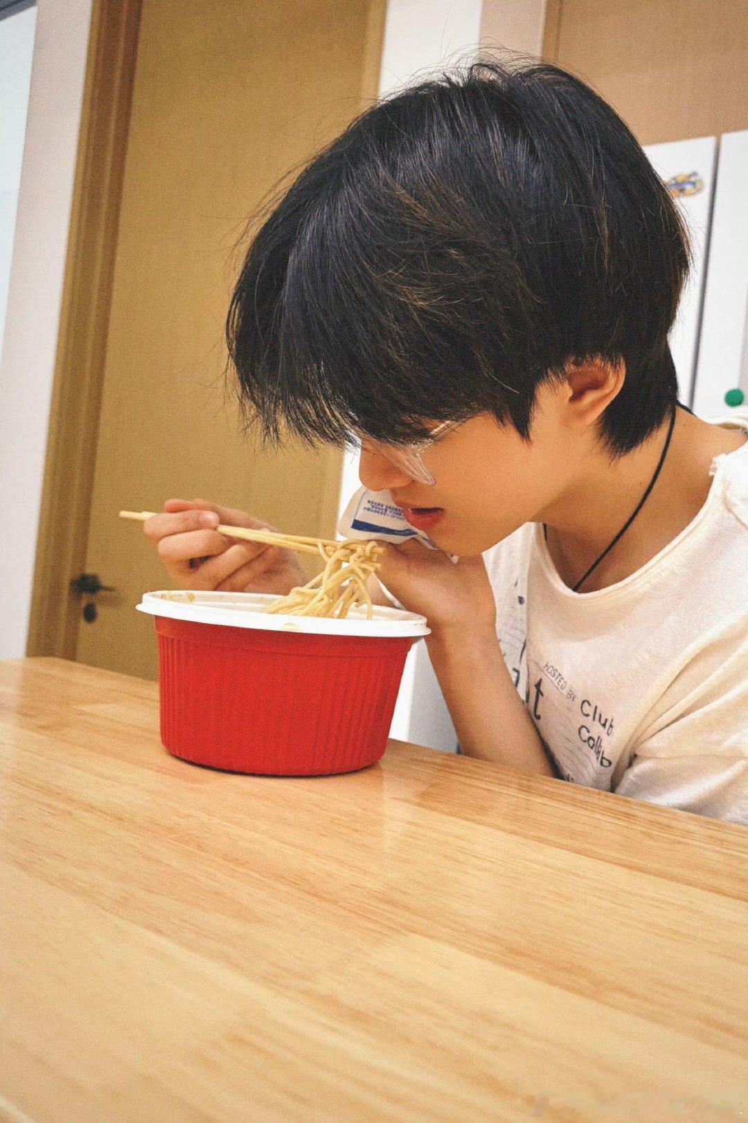 张极拔完牙吃了面张极拔完牙还吃了面 和我一样，我拔完牙吃了不辣的螺蛳粉哈哈哈  