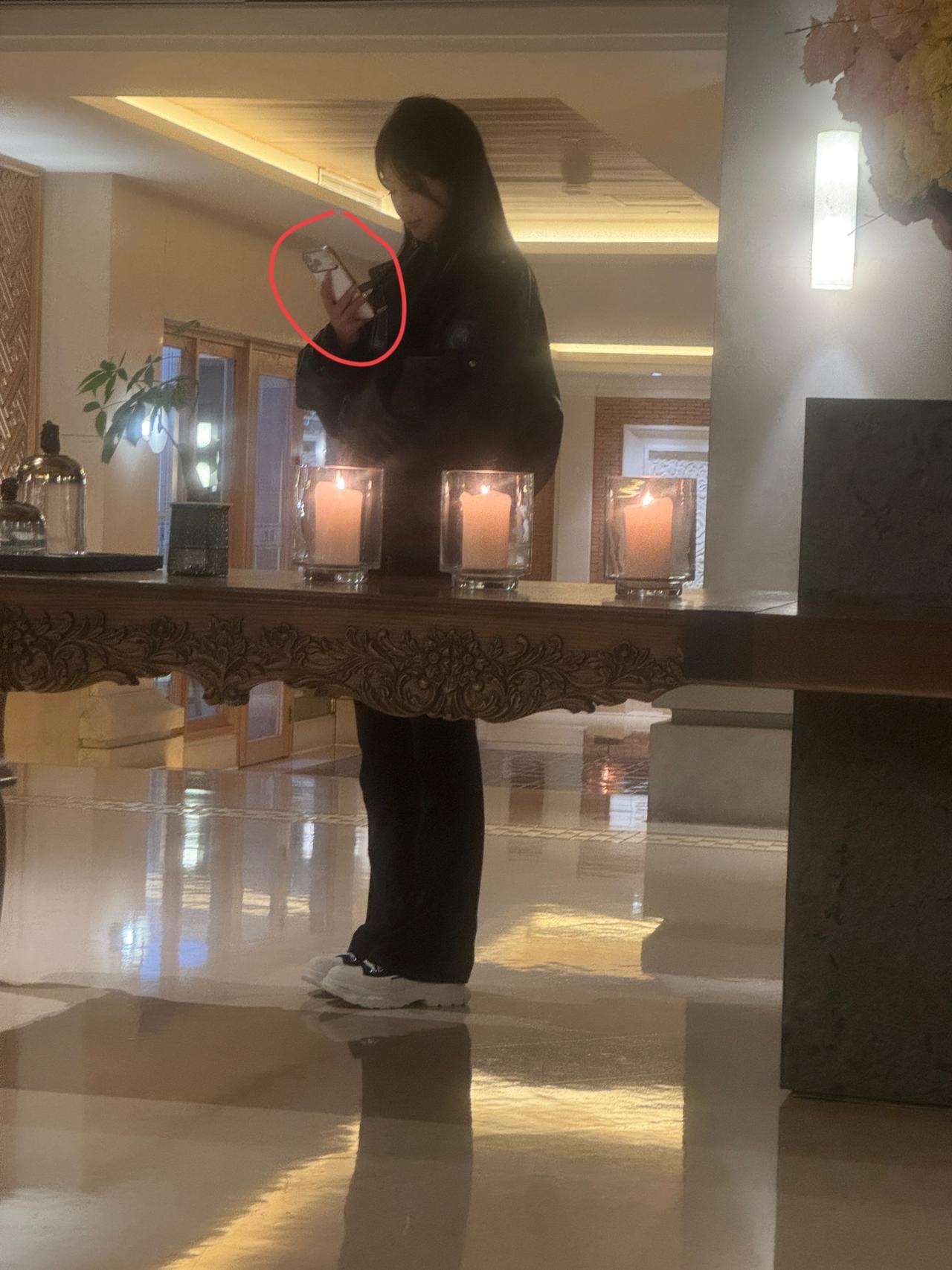 非常漂亮的女生，用的是什么牌子手机