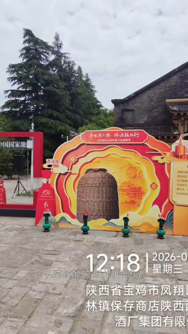小河在美丽的村庄旁流淌，我们的理想在希望的田野上。
