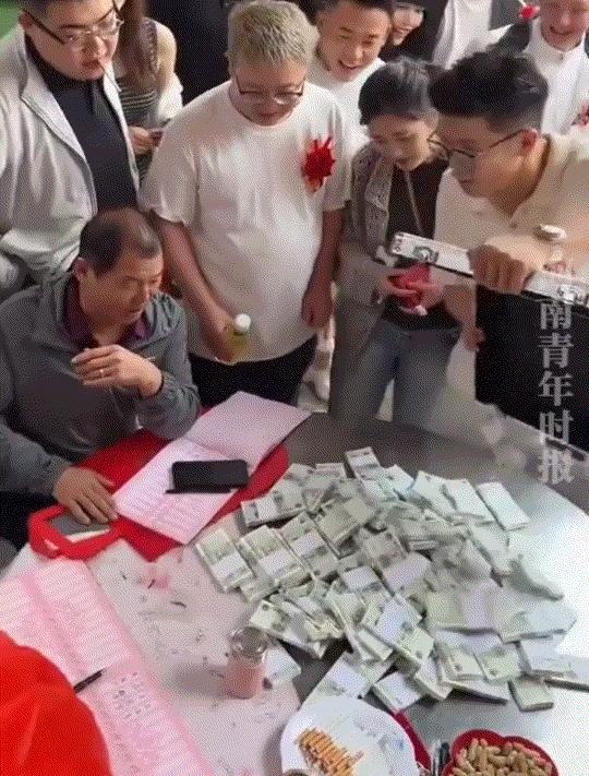 太逗了！陕西一男子参加朋友婚礼，提着满满一箱1元纸币随礼，当场倾倒在挂礼桌，围观
