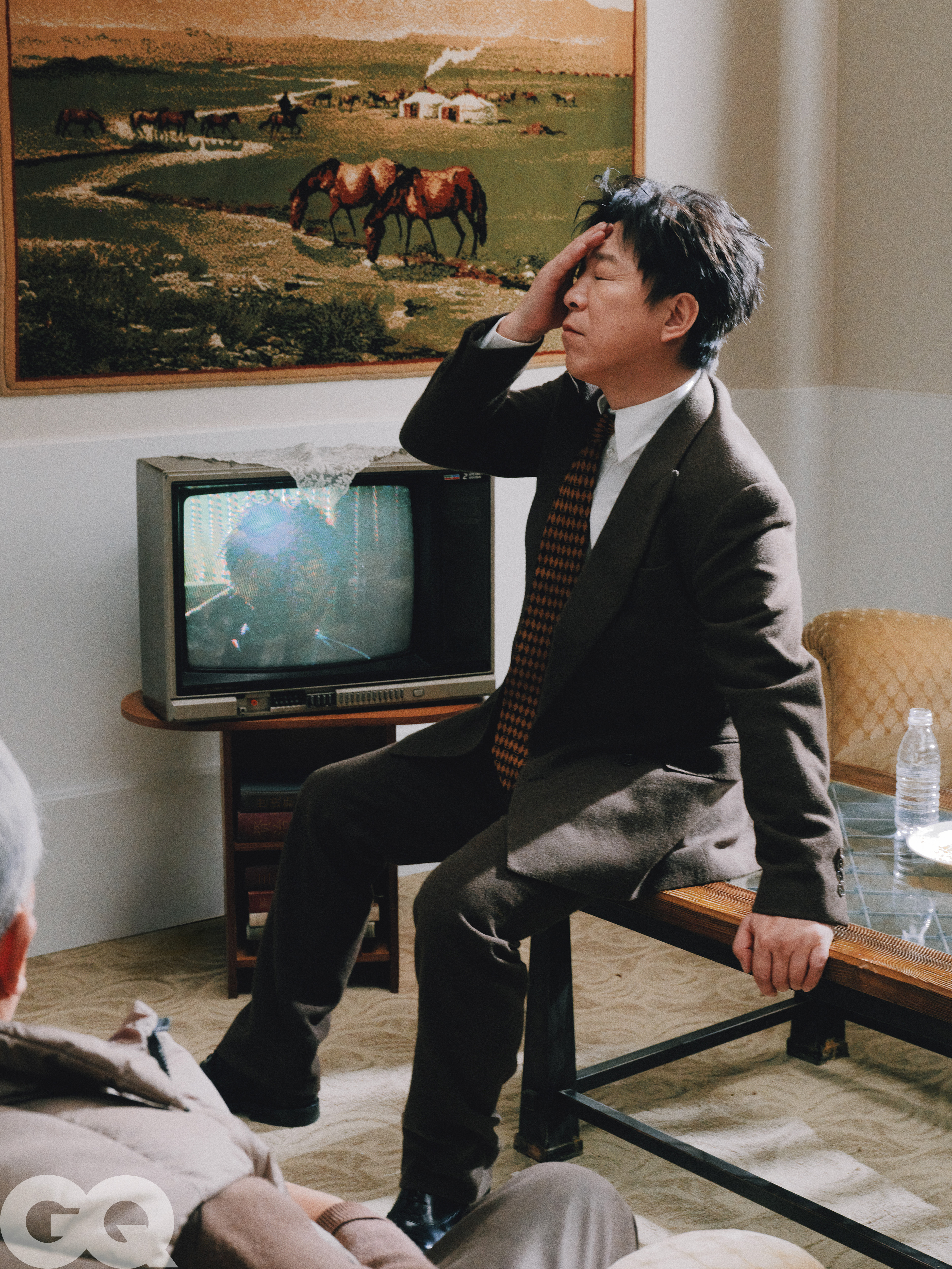 演员黄渤登上《精英GQ》2026年2月刊封面，带来有趣的冷幽默荒诞画面，演绎一种