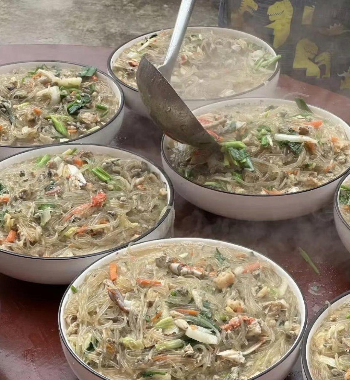 【@头条逗趣小鲁班】这么大的一碗面，大家觉得买多少钱合适？