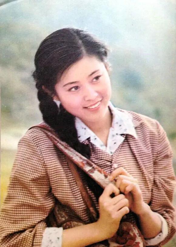 倪萍家包括保姆一共5个人，但她每天做4只海参，保姆没份。倪萍姥姥说:“你个傻子，