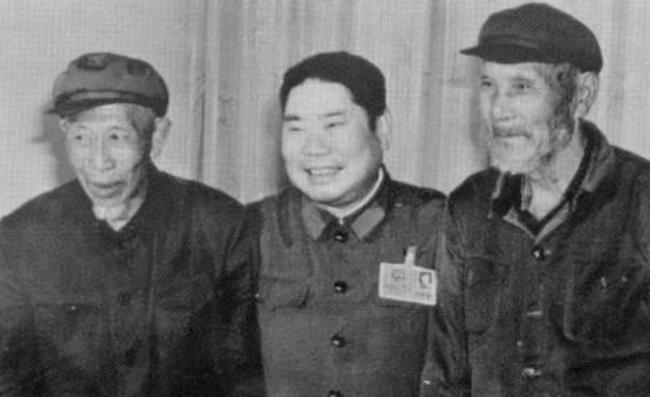 1973年，杨得志下乡看望老战友，却发现老战友生病却没钱治，县委见他生气，急忙解