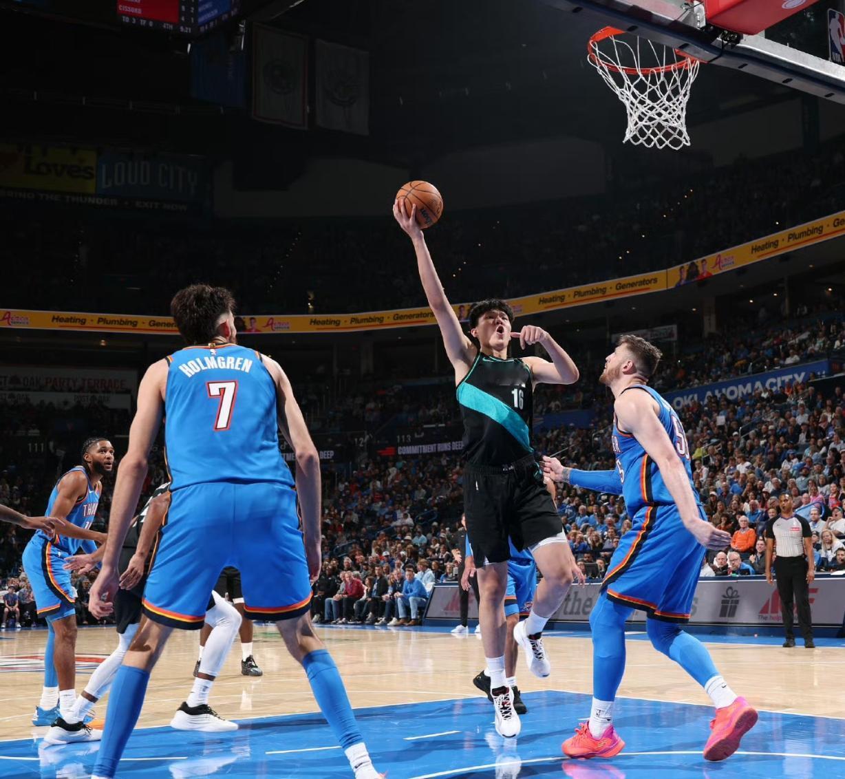 杨瀚森vs雷霆17'钟生涯新高8分4篮板3助攻1抢断1封盖。
继续利用有效的上场