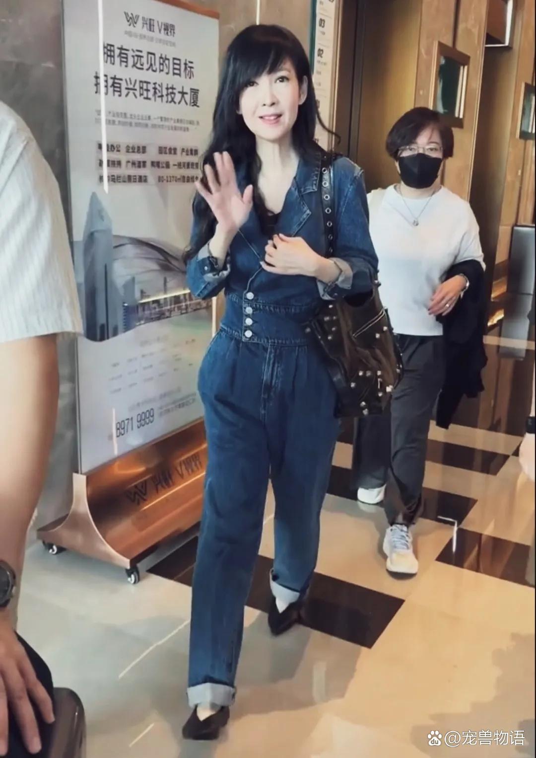 56岁周慧敏，穿搭休闲牛仔套装，体态依然轻盈，即便老了还是美啊！ 