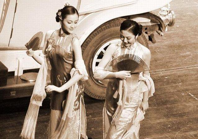 1928年，一名民国女子光着身子，只穿一件外衣，在被公公看到后，立马把她丈夫训斥