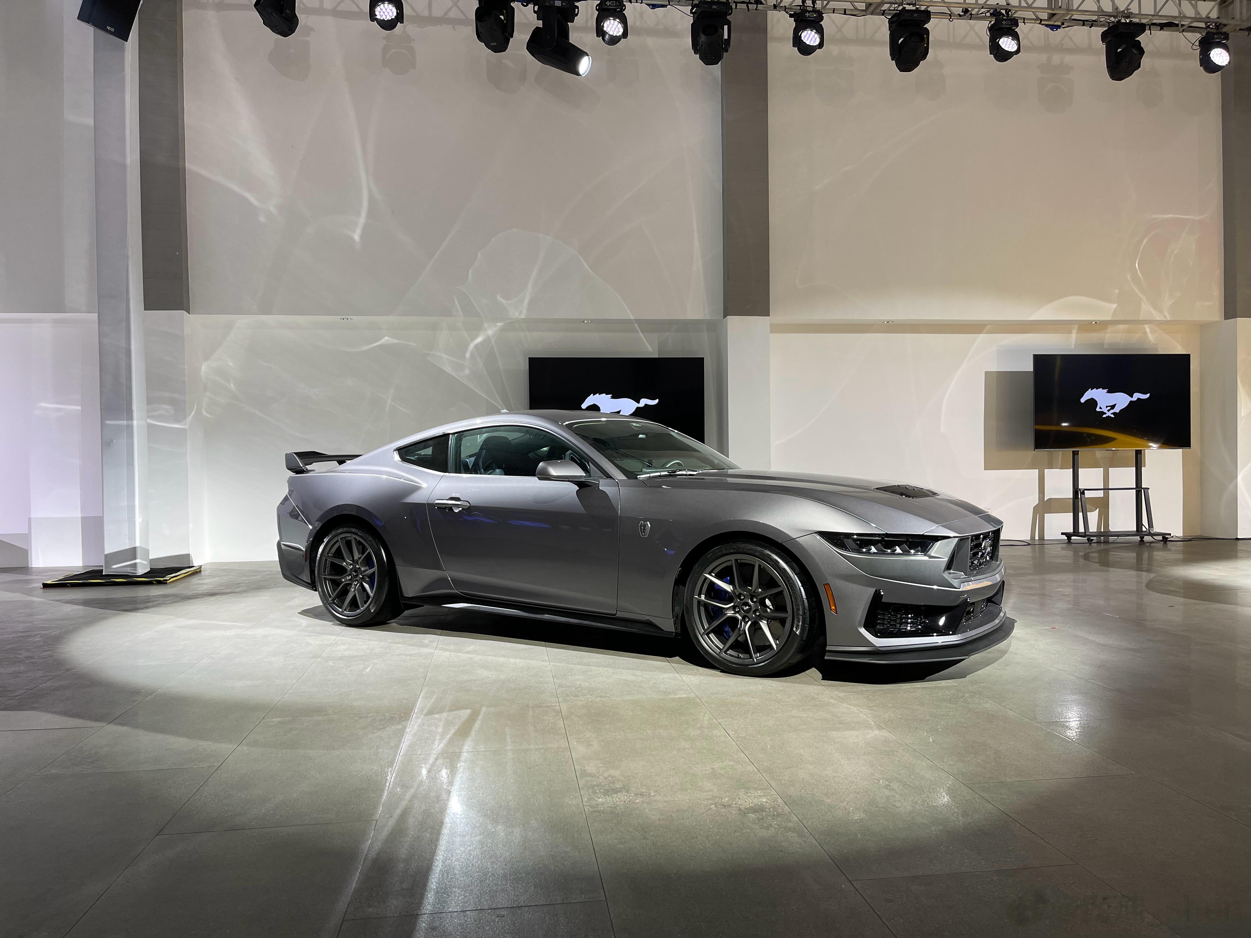 #shen车视界# 上个月去看了Dark Horse版的新一代野马，V8野马重回