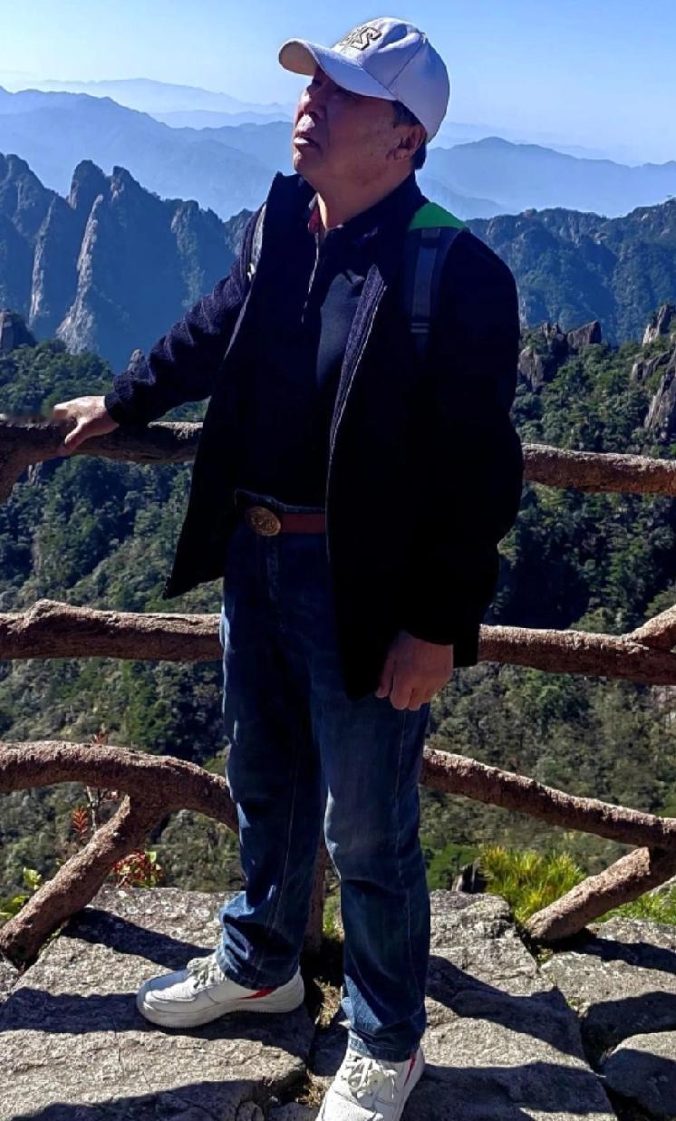 隔壁老王一连十多天没露面，他老婆在本地社交平台发了条“锅底灰还擦不了”的动态，