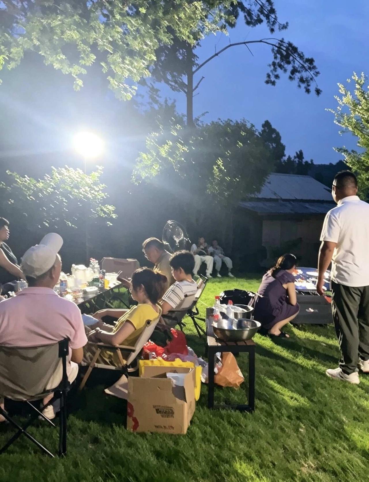 躲进山野农场露营🏕️
暮色漫过松林，烧烤香气漫在草地
和好友围坐闲聊，卸下生活