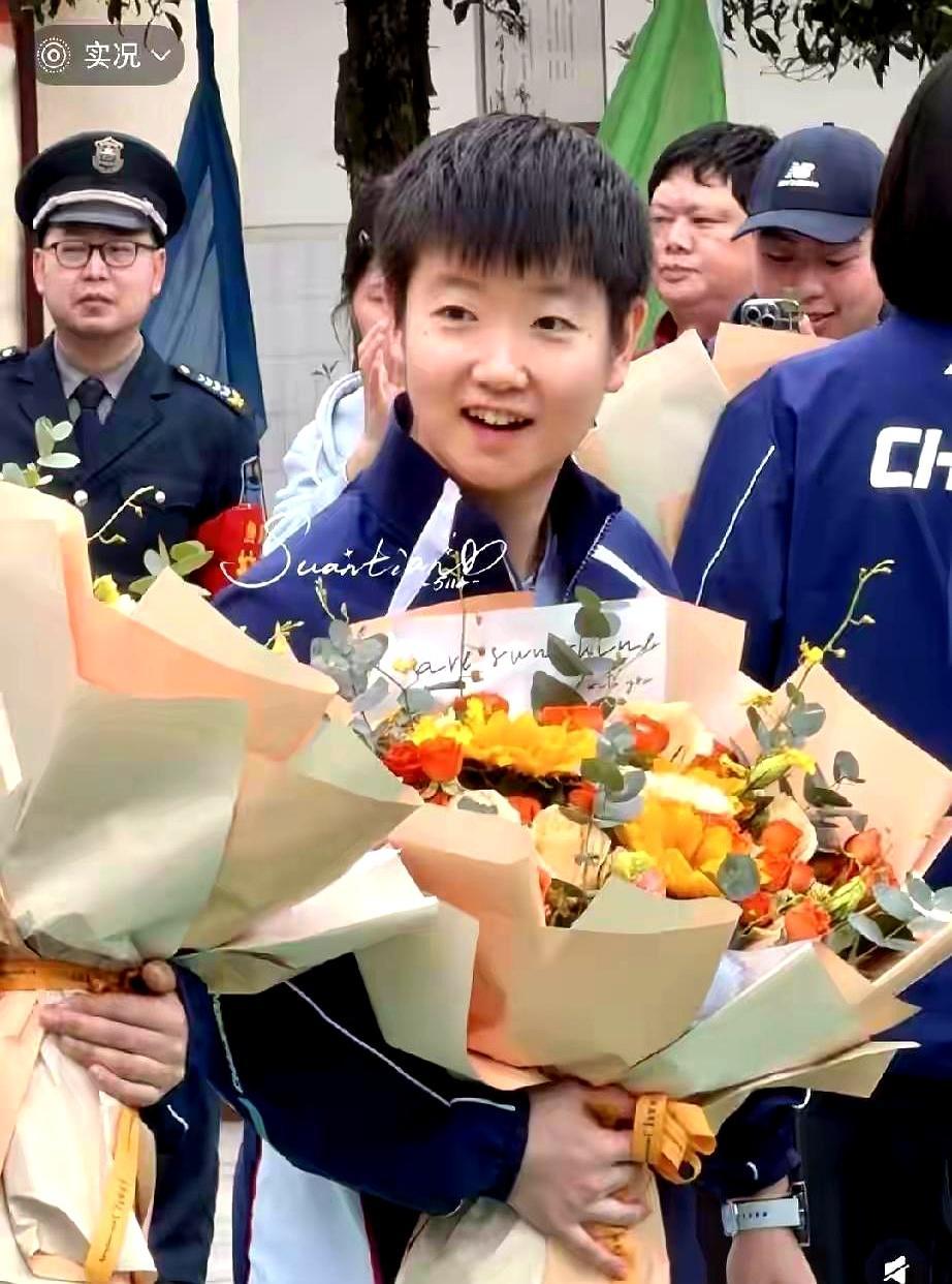 谁懂啊，孙颖莎这张捧花素颜照，我循环看了不下20遍。
 
白嫩嫩的小圆脸软乎乎的