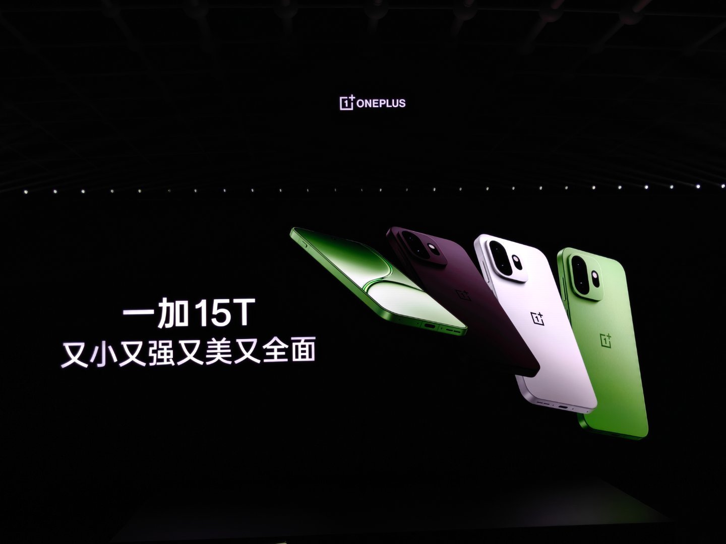 来看看，全新一代小屏大魔王。这次还有MINI特别款，场外直接来了一辆小钢炮，有点