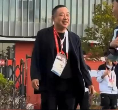 刘国梁现场观看男团决赛 王楚钦第三局9-9连拿两分，第四局9-9又连拿两分。镜头