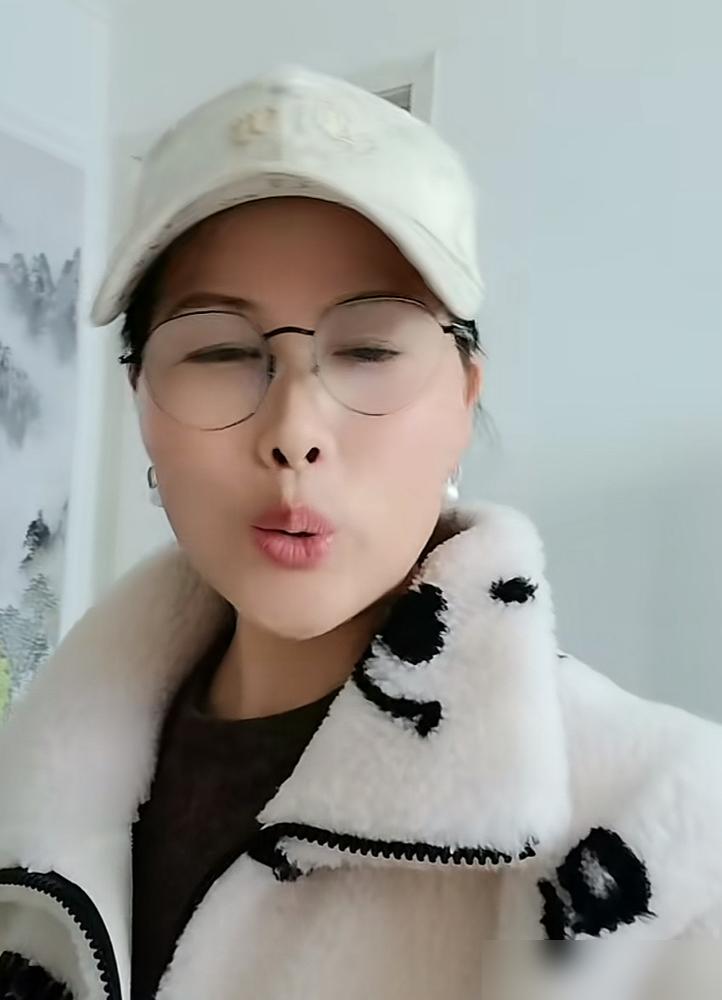 年薪30万的保姆杨阿姨，在新女主人进门后，居然开始为自己的养老发愁了。
 
一边