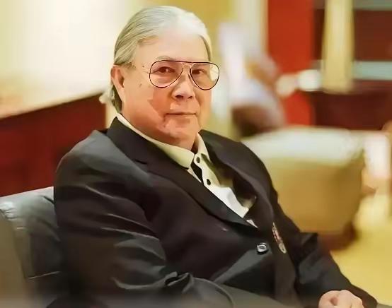 霍家百亿资产，却规定孙子每天零花钱必须花完。你没听错——是必须花完。霍震霆定下规