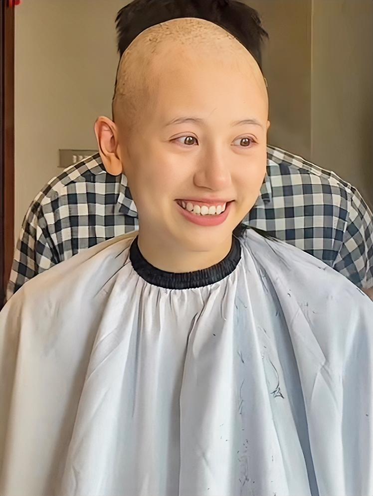 为抗癌剃掉长发！一栗小莎子直面生病的残酷。随着治疗的推进，昔日标志性长发早已掉得