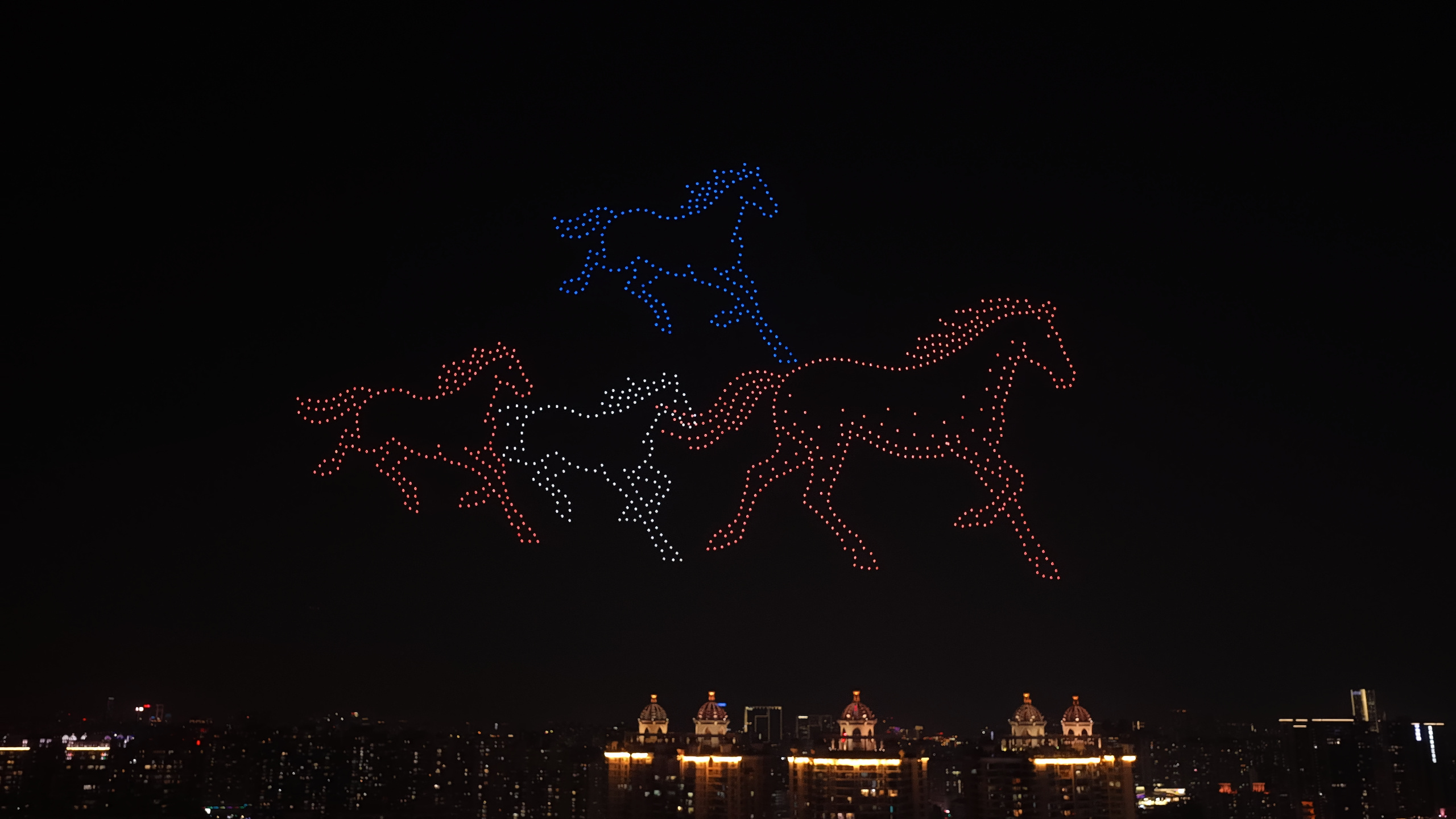 广州塔夜空闪现启境新车造型广州的跨年仪式感藏在这场表演里广州塔的夜空被一辆车霸屏