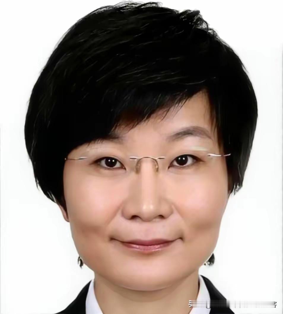 1999年，我们驻南联盟大使馆被炸的那一晚。一个叫苏晓晖的高中姑娘，看着电视，一