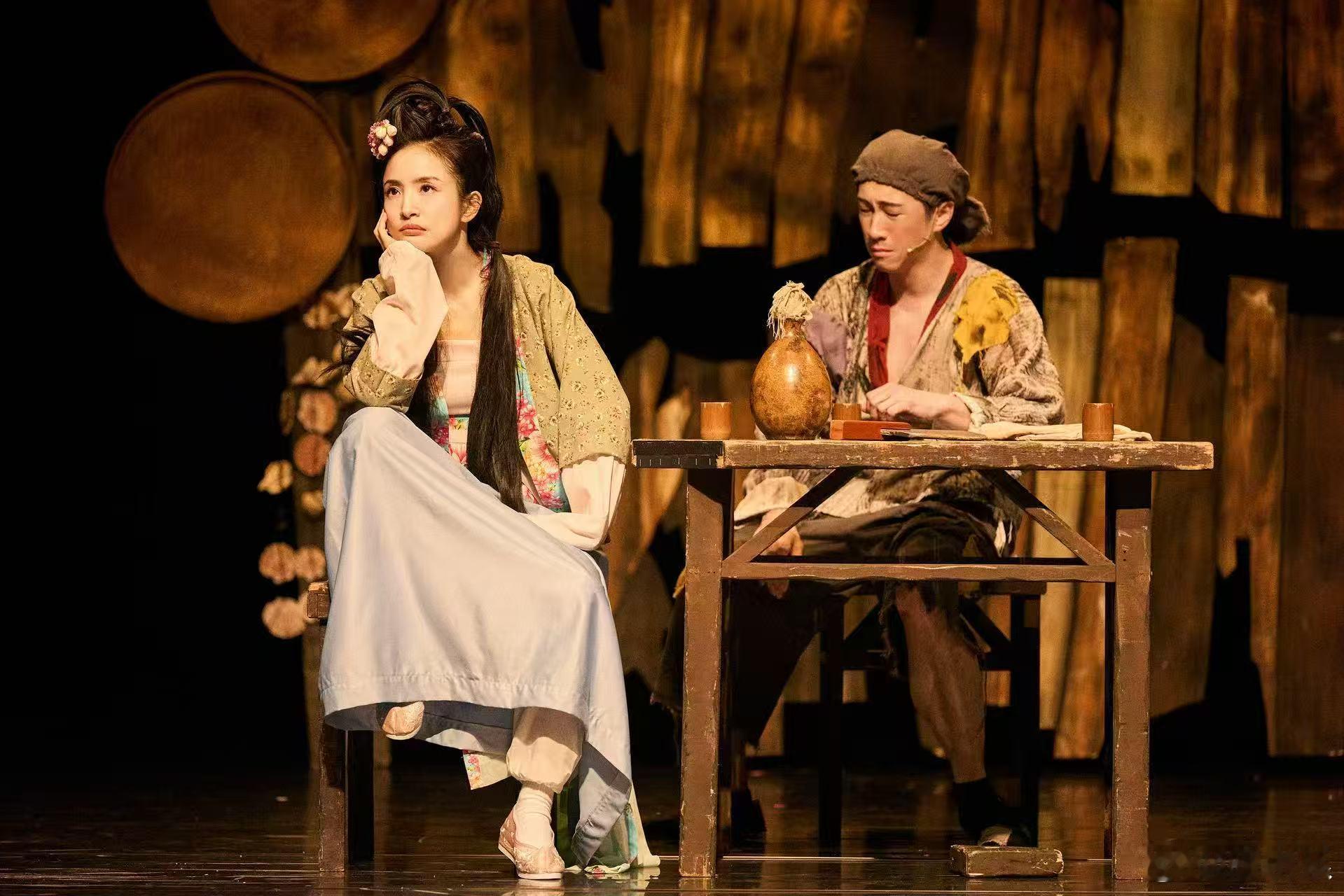 张震林依晨依旧现役法拉利 从《暗恋桃花源》走出来，春花与江滨柳的交汇已让人心跳加