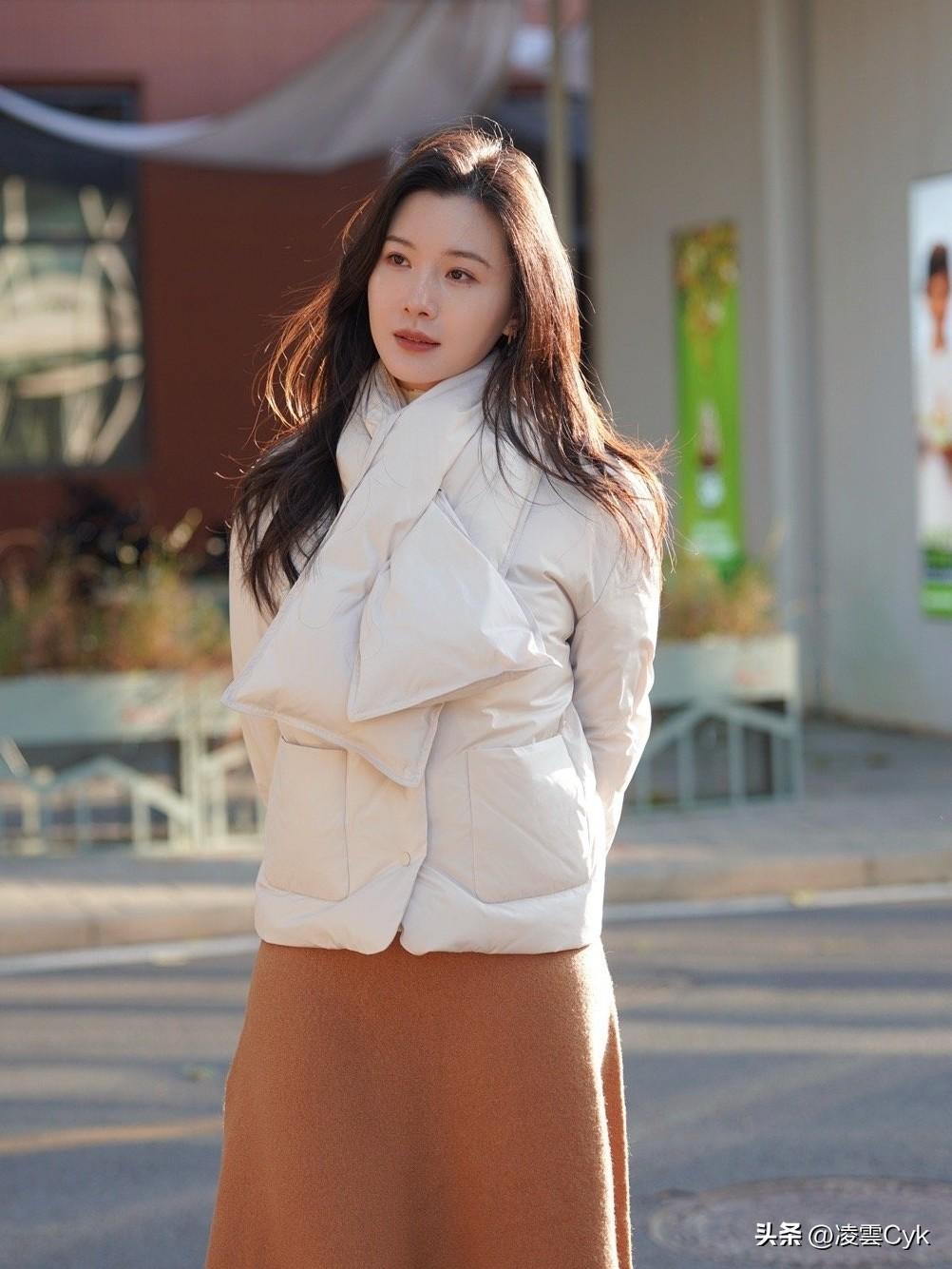 北京降温了🥶
好在，11月已迎来了暖气
☀️裹上羽绒服，出门晒太阳，是冬日幸福