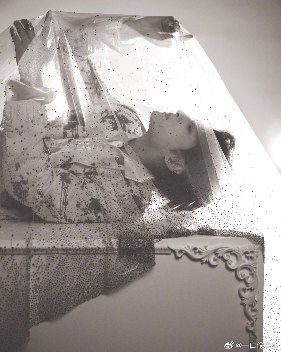 张远回应自己手小抓财张远看着高高大大，被发现手小不尴尬，演唱会被调侃直接认了，还