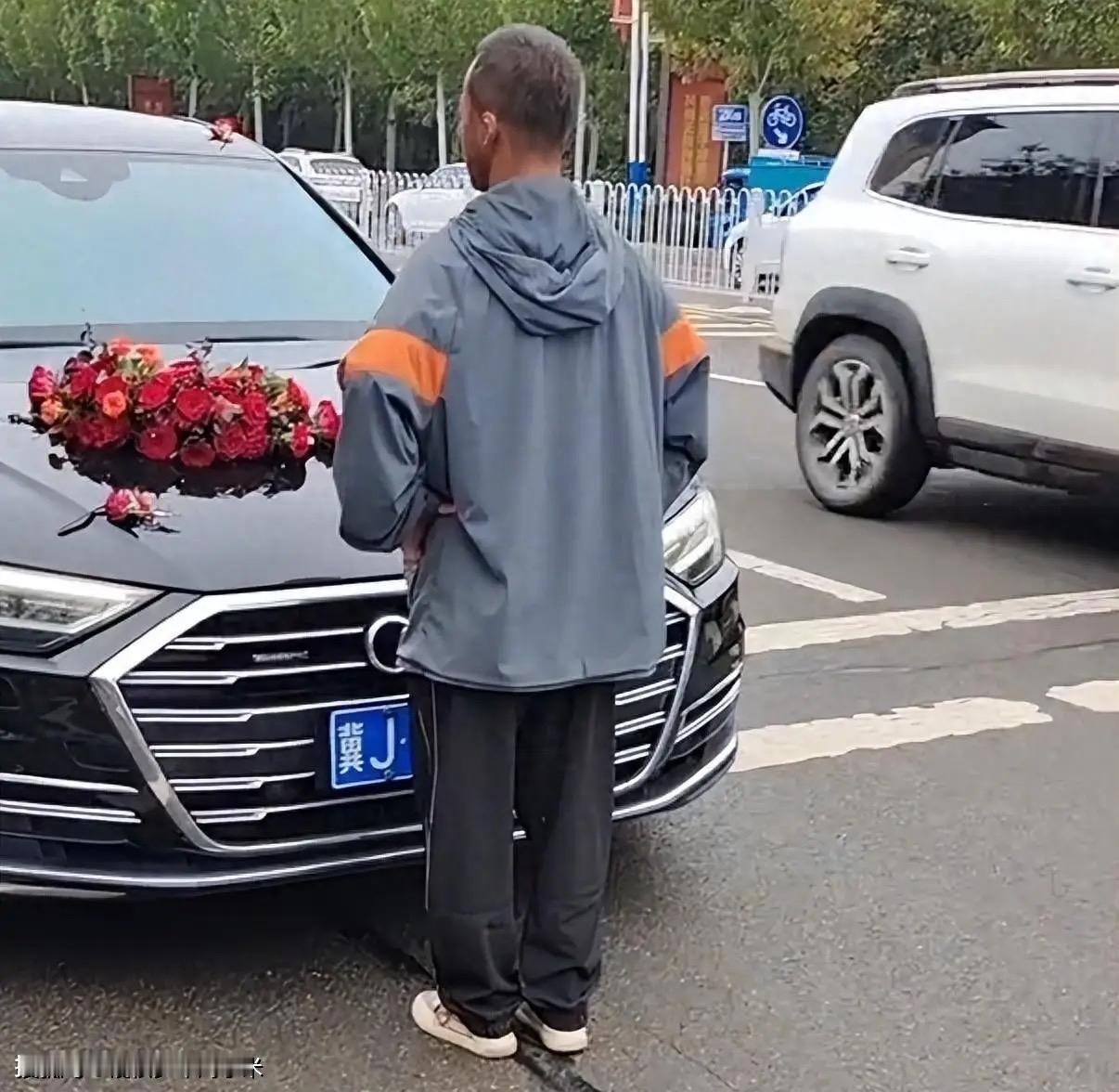 最狠的报复，让你知道什么是自作自受

1、一男子结婚，婚车被人挡在胡同口进不来，