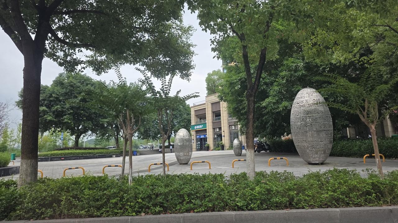 我认识一个做咨询的 三年了 个案费三百 每天花两小时发小红书科普 点赞不少 付费