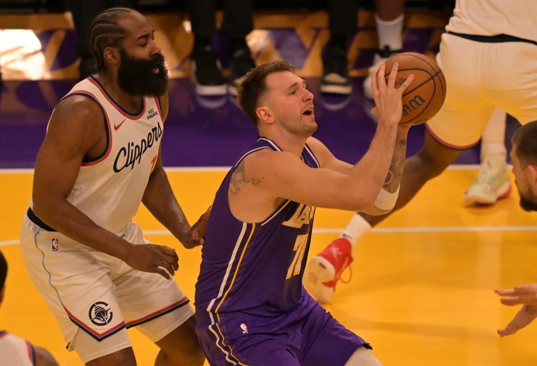 今天，NBA官方发布了第七期球队实力榜单，湖人升到联盟第四，而同城兄弟快船也排名