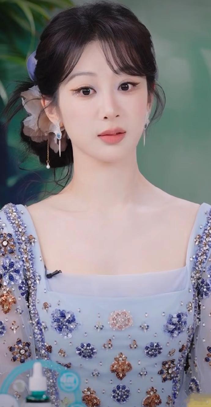 杨紫近期状态佳，新剧《家业》拍摄中，妆造精致引关注，2025多部作品待播，演艺之