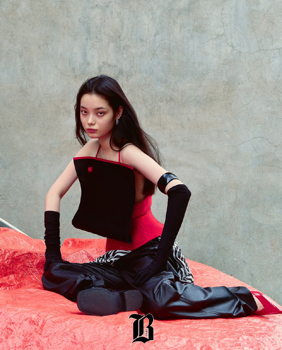 「城市构面 CITY FRAME」街巷是天然的画框，建筑切割出光影纹理，在冷色白