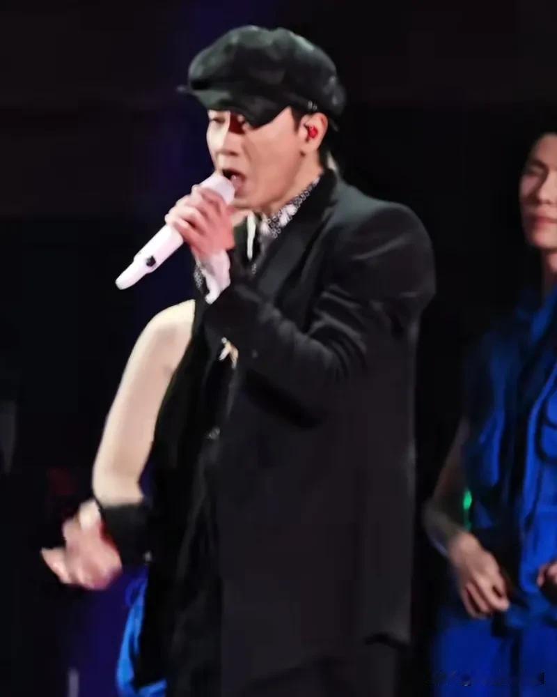 陈小春演唱会《街角的玩风》舞台风格很迷人，气雅痞，为什么小春哥扭起来一点不油～甚