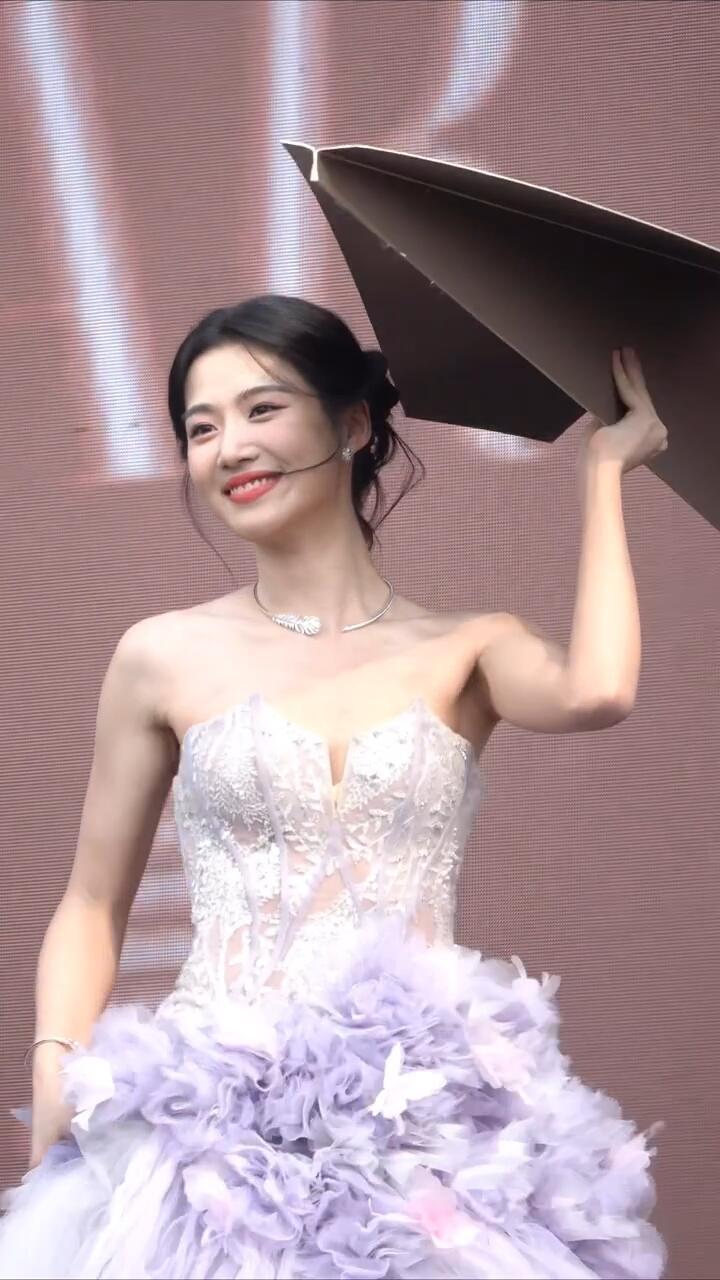 卢昱晓 红毯公主卢昱晓芭莎之夜拿飞机走红毯，好生动的美 ​​​