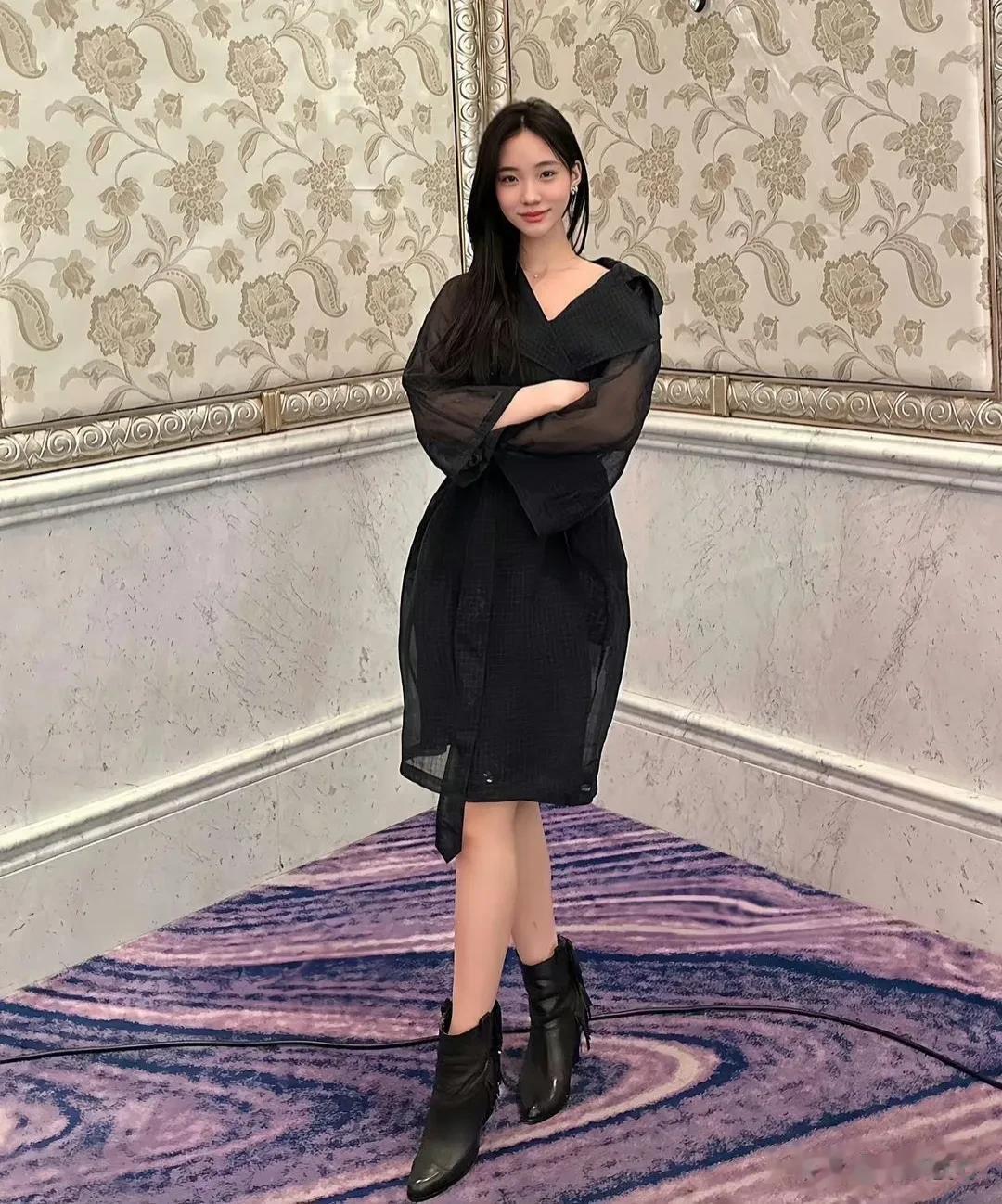 小S二女儿Lily，穿得真性感呀！

5月9日，年仅15岁的Lily许韶恩，十分